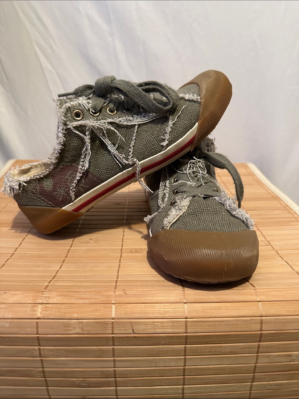 Steve Madden P-Jolt Olive Green Frayed Canvas Sneakers with Gum Toe  NWOT